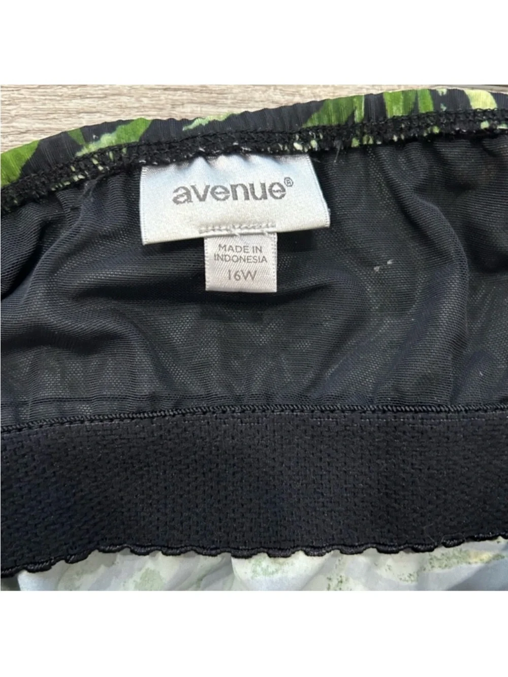 Avenue Women's Green Leaf-Print V-Neck Swim Top